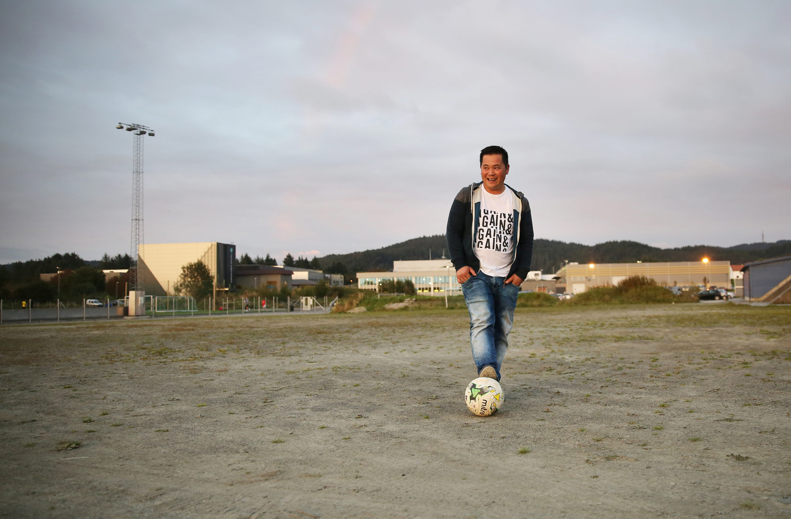 DEN FØRSTE: Chau, i dag familiemann med samboer og to barn i Kopervik, var indirekte opptakten til Vardmodellen. Han ble skadet under en kamp for 14-årslaget i 1995 og havnet på sykehus. Lagkameratene møtte opp, hadde med gaver. Samholdet i laget var godt. Da Eddie Sternhoff hørte om historien, tenkte han at Vard burde utvikle måten klubben tok imot barn fra flyktning- og innvandrerfamilier. Vardmodellen så dagens lys. (Fra Vardboka: En hel klubb). 