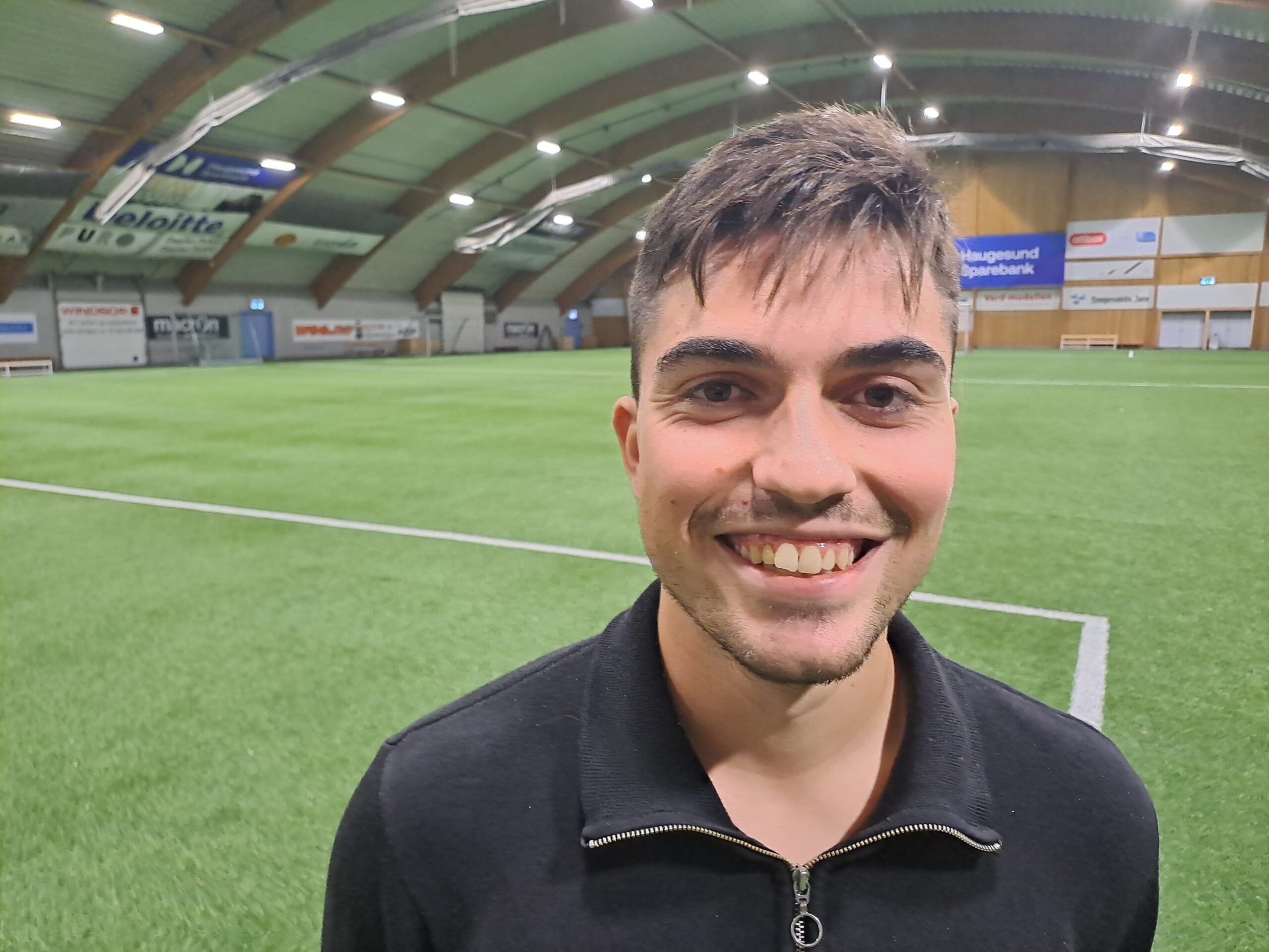 Ergilst Shala (20) har hatt hele sitt fotballiv i Vard. Han er glad og har store drømmer. (Foto: Sigmund Hansen).