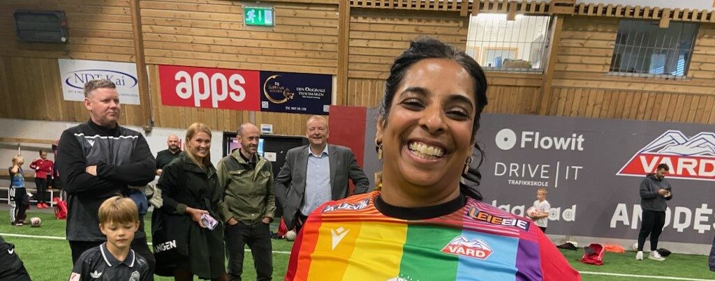 FARGERIK DOMMER: Rosa shorts og regnbuefarget Vard-drakt. Kulturminister Lubna Jaffrey i en noe spesiell dommerdrakt i Imencohallen lørdag. Foto: Odd Kåre Grøttland