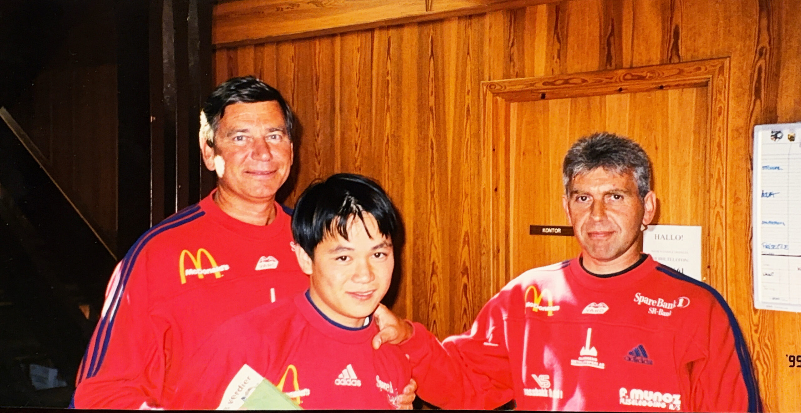 Vard-formannen Arne Breivik (t.h.) sammen med Chau og Eddie Sternhoff, som var initiativtaker til Vardmodellen.